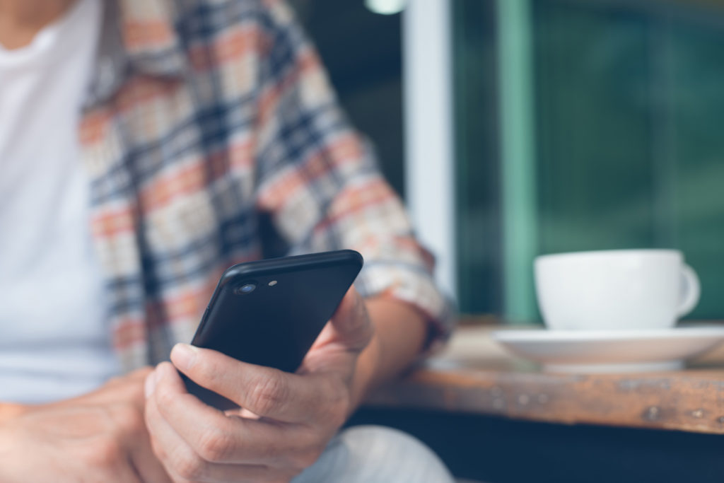 resenär checkar in online, mobilapplikation hotell
